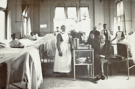 826491 Interieur van het Diakonessenhuis (Achter Twijnstraat 30-33) te Utrecht: de mannenzaal met enkele patiënten, ...